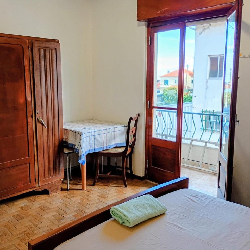 Big Room tourist with balcony near the lisbon airport Vacation rental in Lisbon District