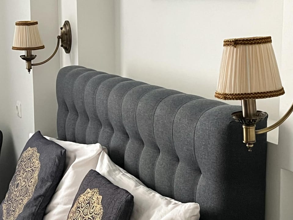 Bed, Photo of the whole room, Seating area, Bedroom