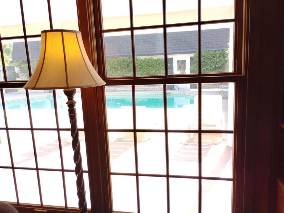 Massive 4 Bedroom House with Pool House in Oroville
