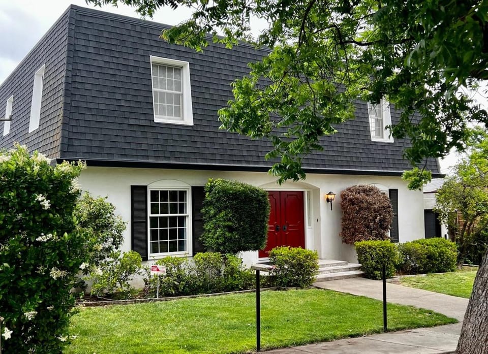 Massive 4 Bedroom House with Pool House in Oroville