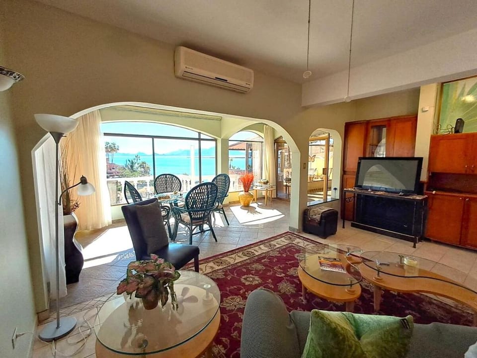 TV and multimedia, Living room, Seating area, Evening entertainment, air conditioner