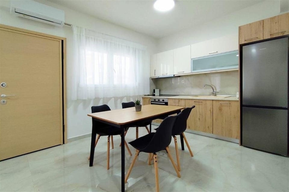 Kitchen or kitchenette, Dining area, air conditioner