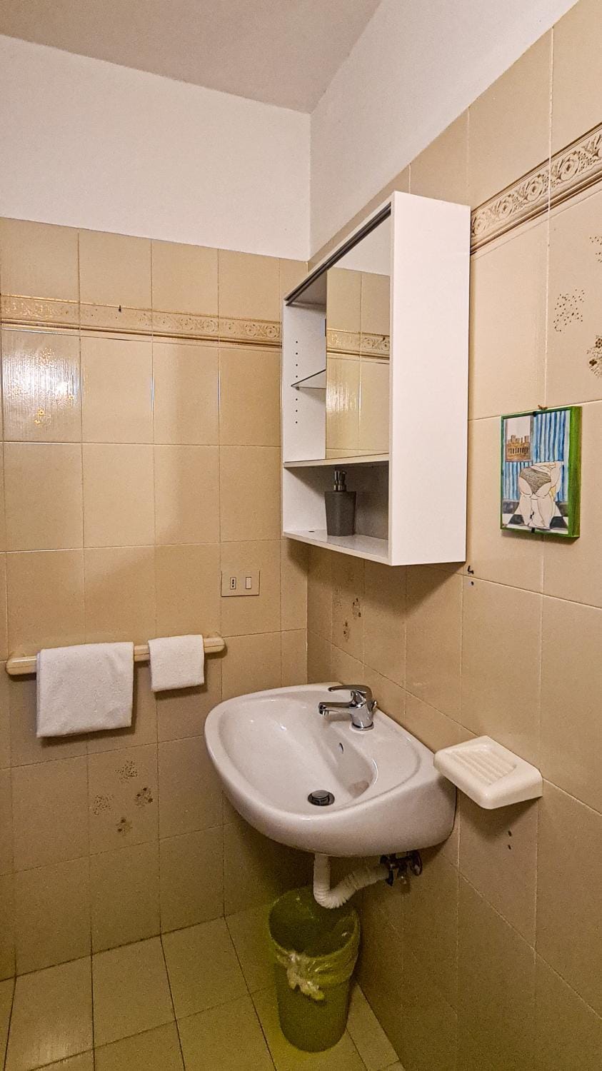 Toilet, Bathroom, towels