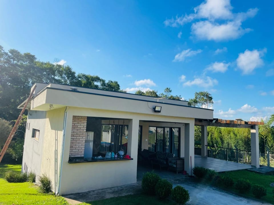 Casa de Campo Moderna e diversas opções de lazer House in Mogi das Cruzes