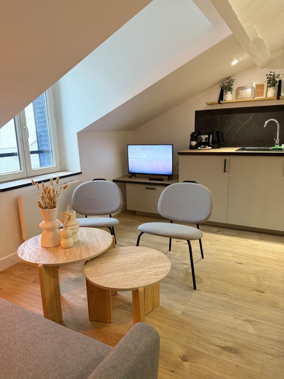 TV and multimedia, Coffee/tea facilities, Kitchen or kitchenette, Living room, Seating area, stove