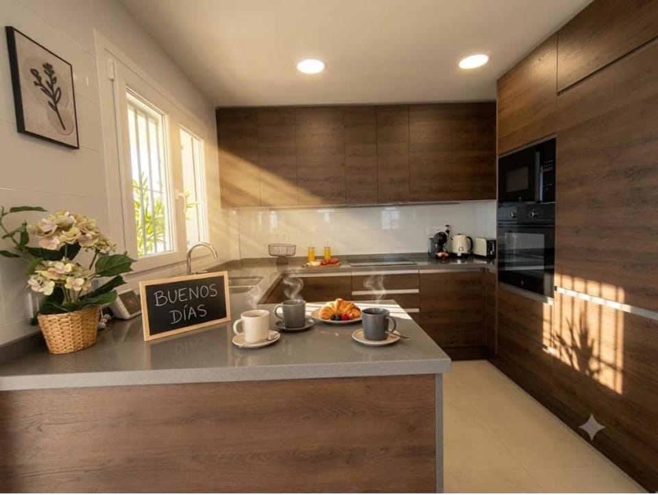 TV and multimedia, Kitchen or kitchenette, Dining area, oven, stove, stove, toaster