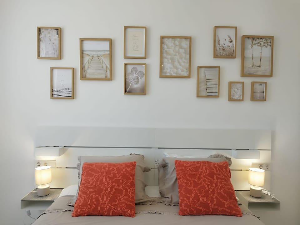 Bed, Photo of the whole room, Decorative detail, Bedroom