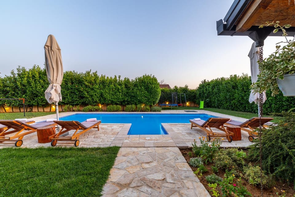 Patio, Spring, Day, Natural landscape, Garden, Garden view, Pool view, Swimming pool, internet, sunbed