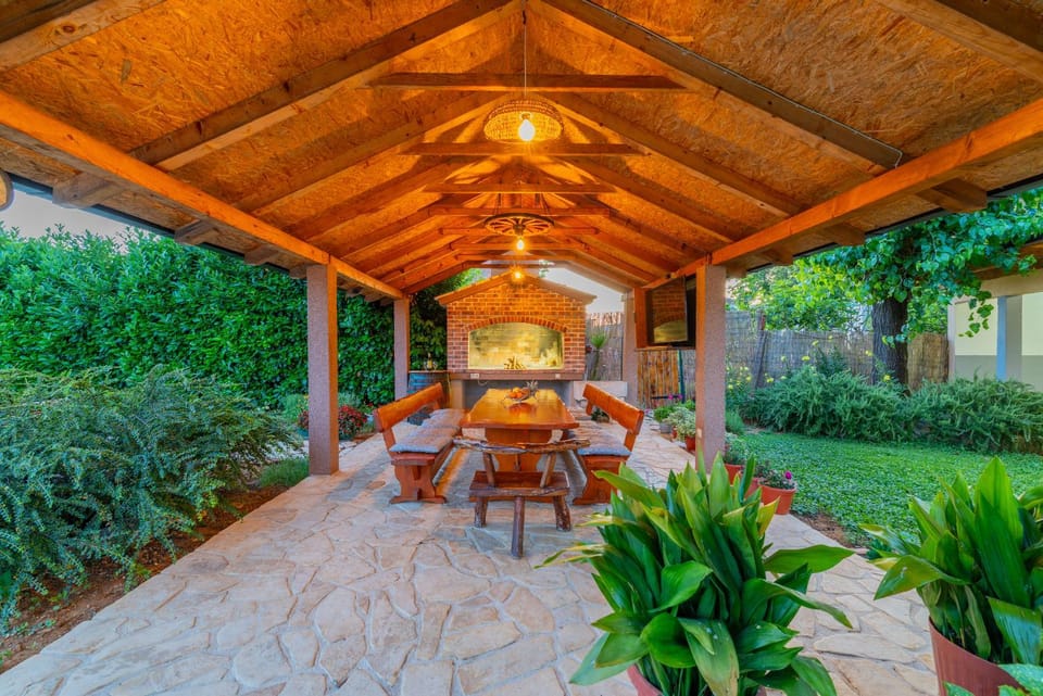 Patio, Spring, Day, Garden, Living room, Seating area, Dining area, Garden view