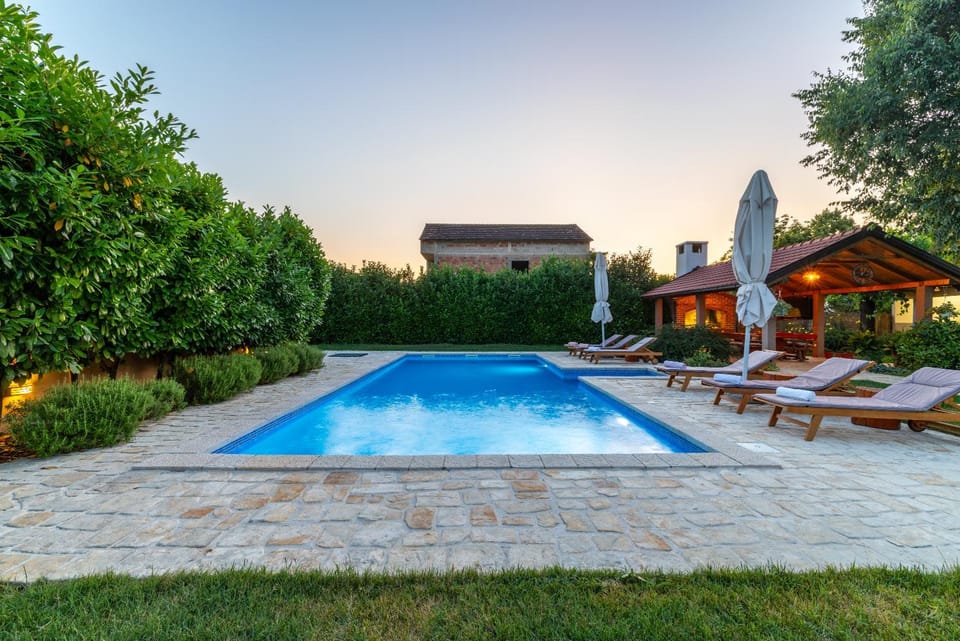 Property building, Spring, Day, Natural landscape, Garden, Garden view, Pool view, Swimming pool, sunbed
