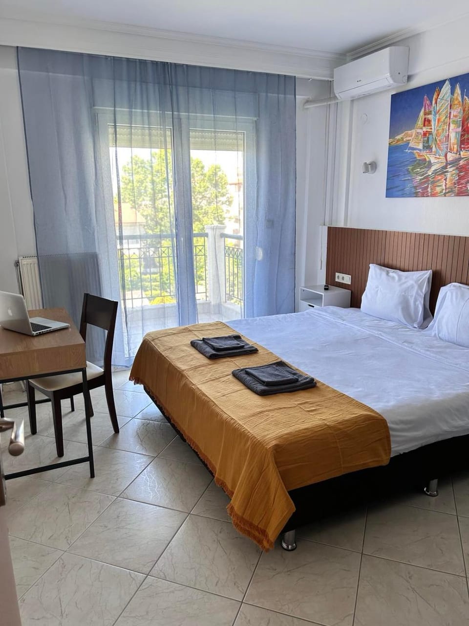 Photo of the whole room, Bedroom