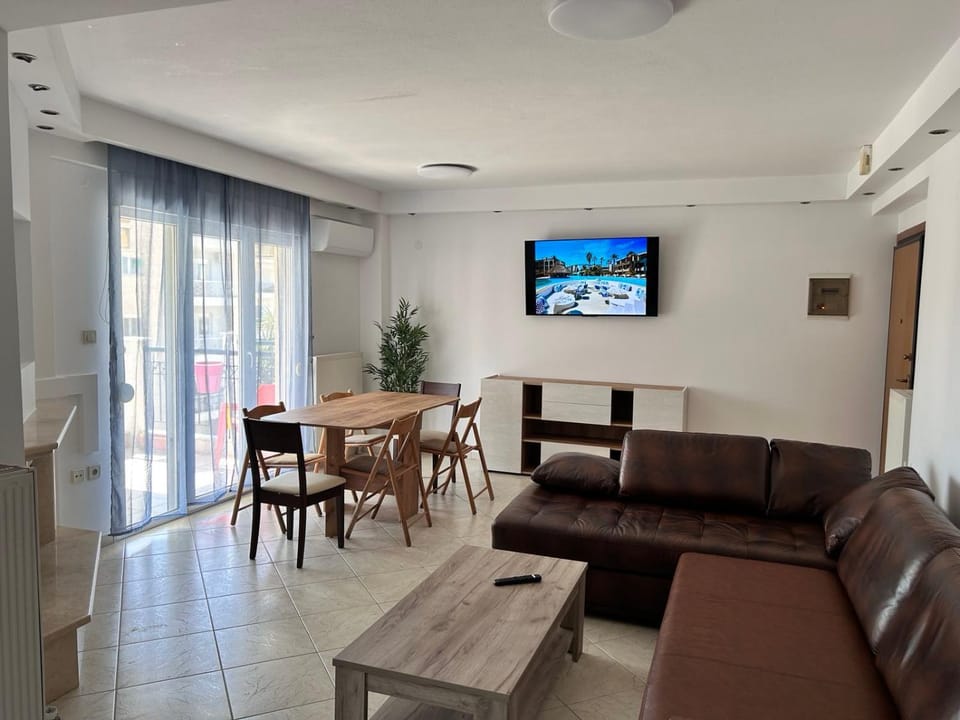 TV and multimedia, Living room, Seating area, Dining area