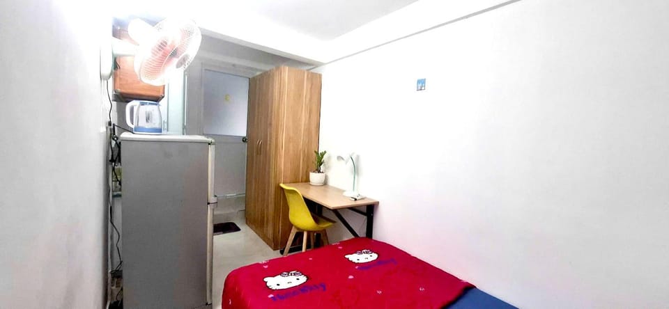 Photo of the whole room, Dining area, wardrobe