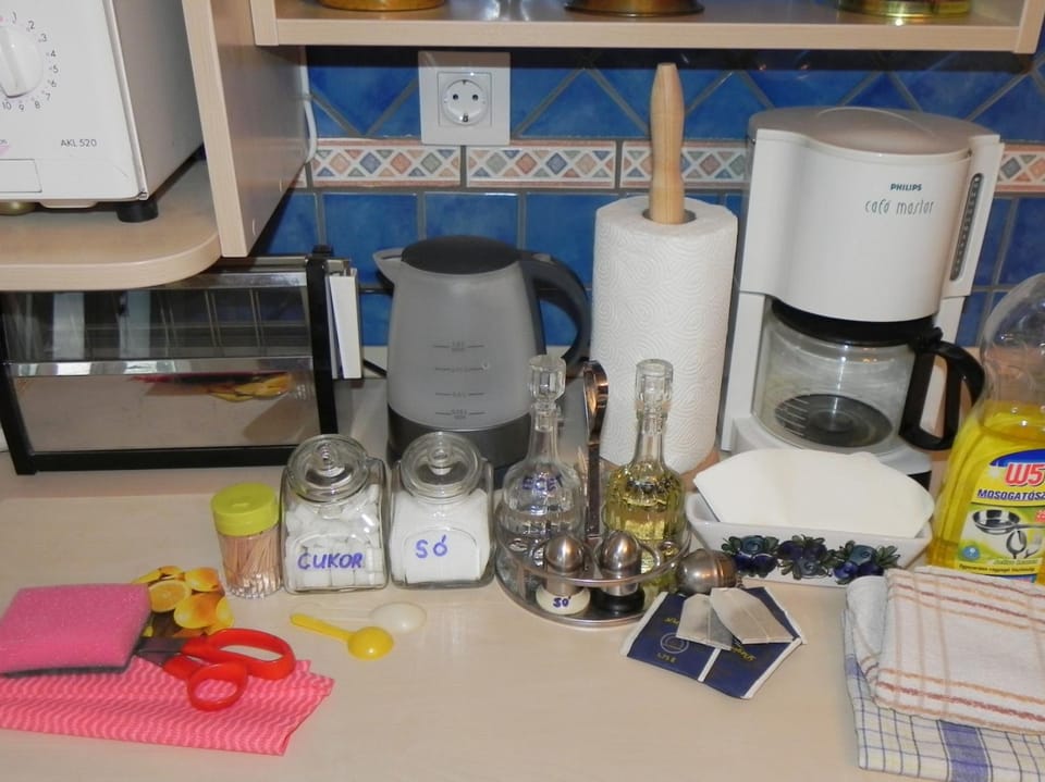 Coffee/tea facilities, Food and drinks, Other