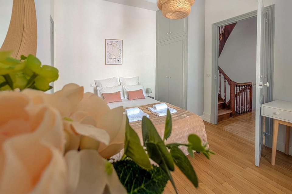 Photo of the whole room, Bedroom