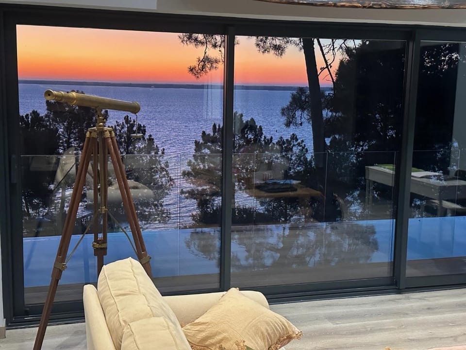 View (from property/room), Living room, Lake view