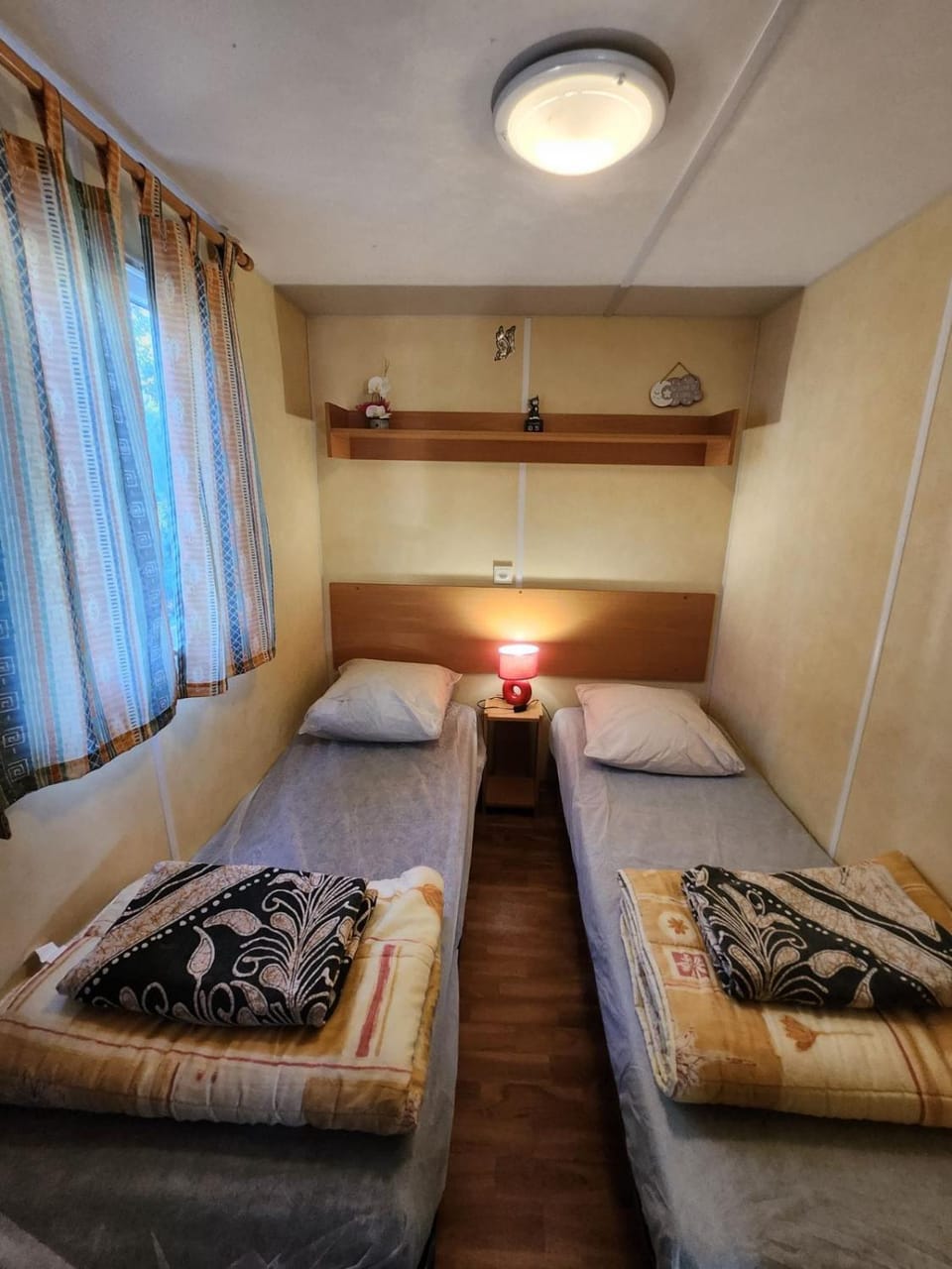MOBIL HOME DANS CAMPING 3 etoiles GORGES DU VERDON CALME 4 PERS PLANCHA House in French Riviera
