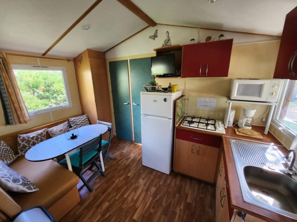 MOBIL HOME DANS CAMPING 3 etoiles GORGES DU VERDON CALME 4 PERS PLANCHA House in French Riviera