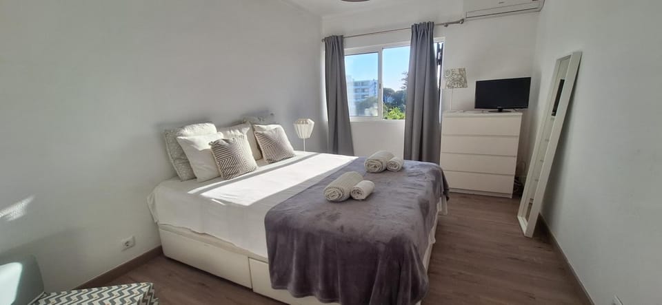 Bed, TV and multimedia, Photo of the whole room, Bedroom, towels
