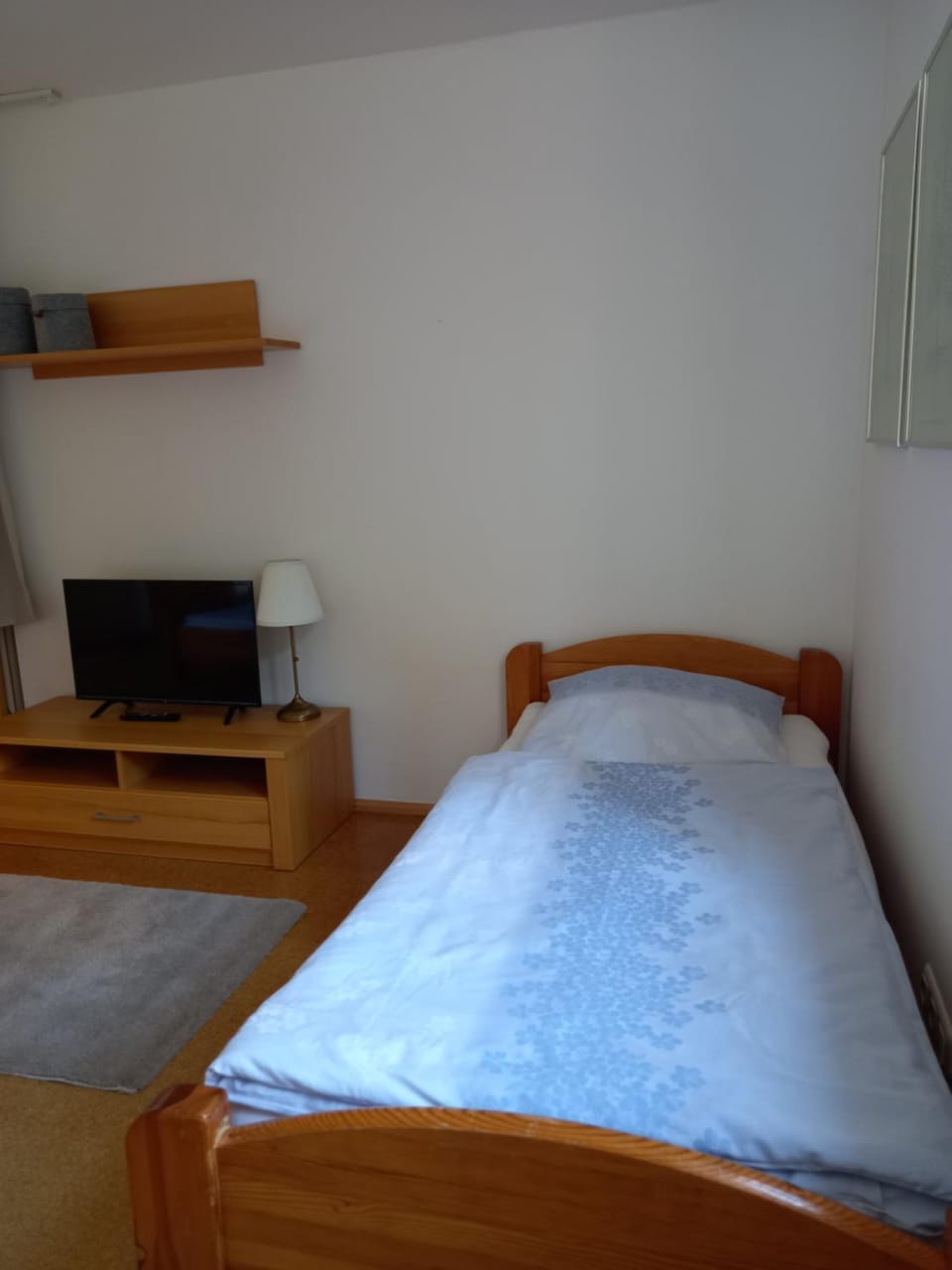 Bed, TV and multimedia, Photo of the whole room