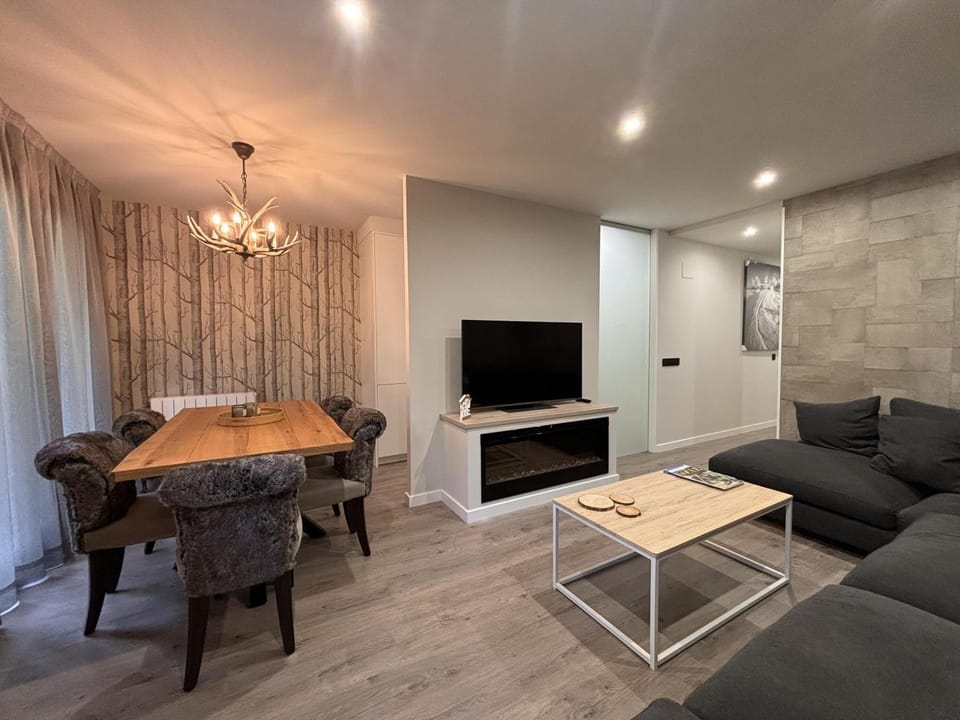 Communal lounge/ TV room, TV and multimedia, Living room, Seating area, Dining area, Evening entertainment