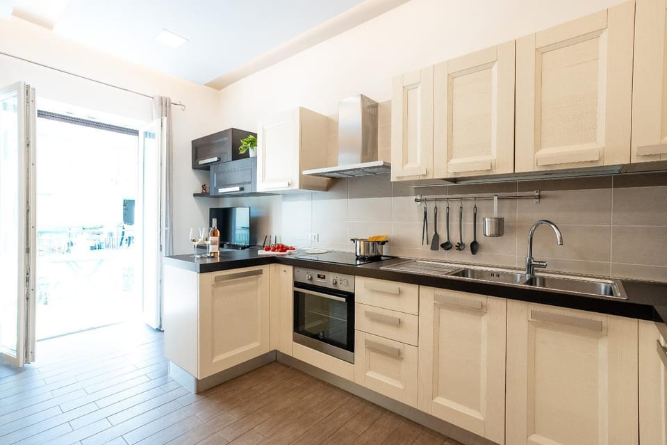 Kitchen or kitchenette, dishwasher