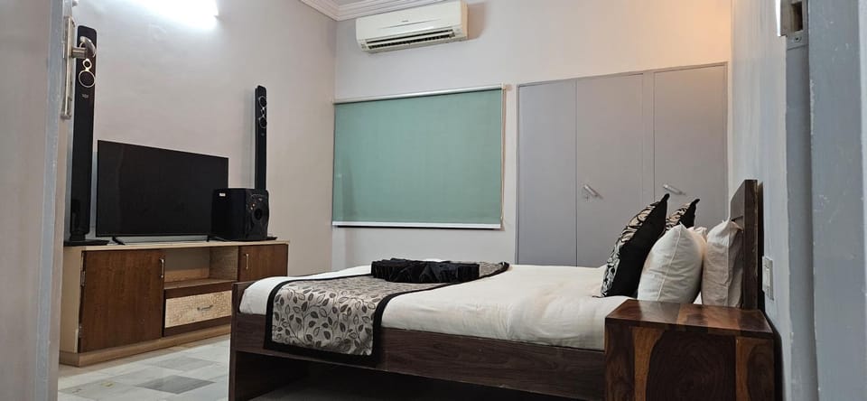 Photo of the whole room, Bedroom