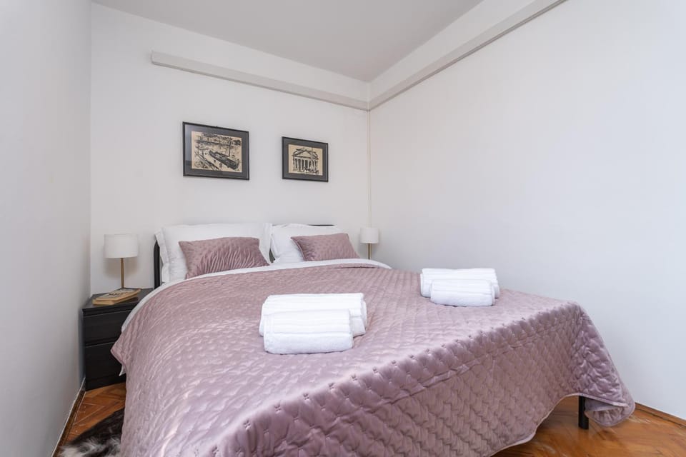 Bed, Bedroom, towels