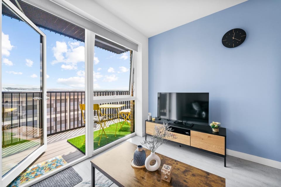 Patio, Communal lounge/ TV room, Day, TV and multimedia, View (from property/room), Balcony/Terrace, Evening entertainment