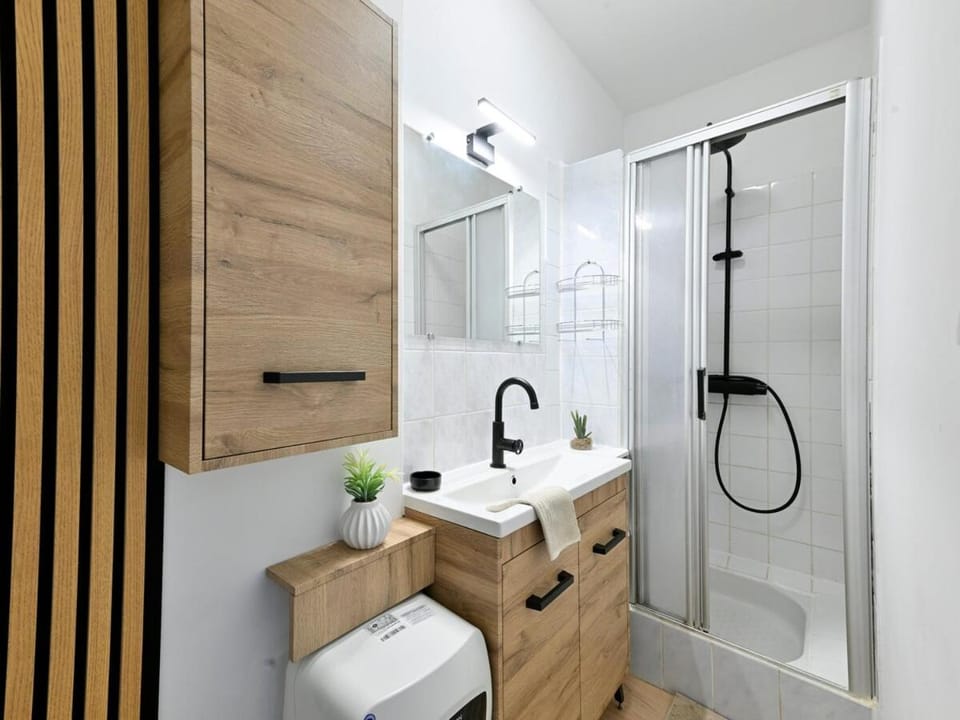 Shower, Bathroom, hair dryier, towels