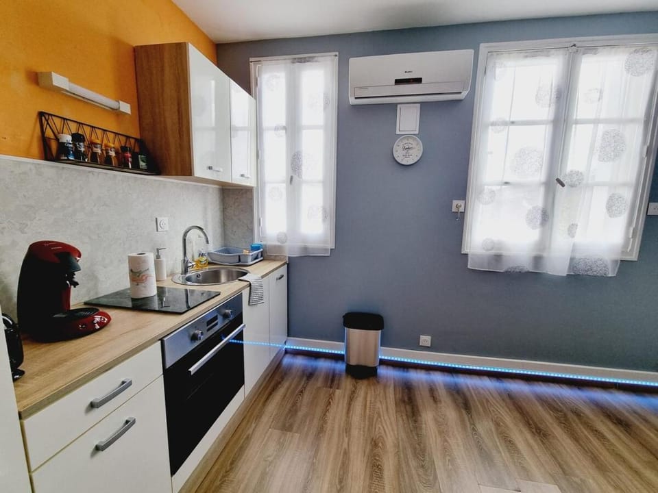 Coffee/tea facilities, Kitchen or kitchenette, Dining area, oven, stove, toaster, air conditioner