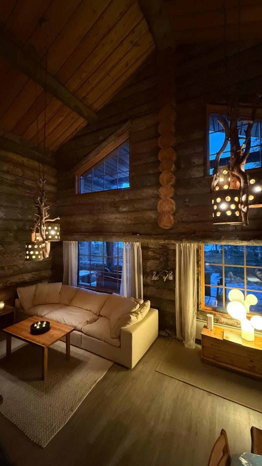 Kelokantola by the lake Villa in Lapland