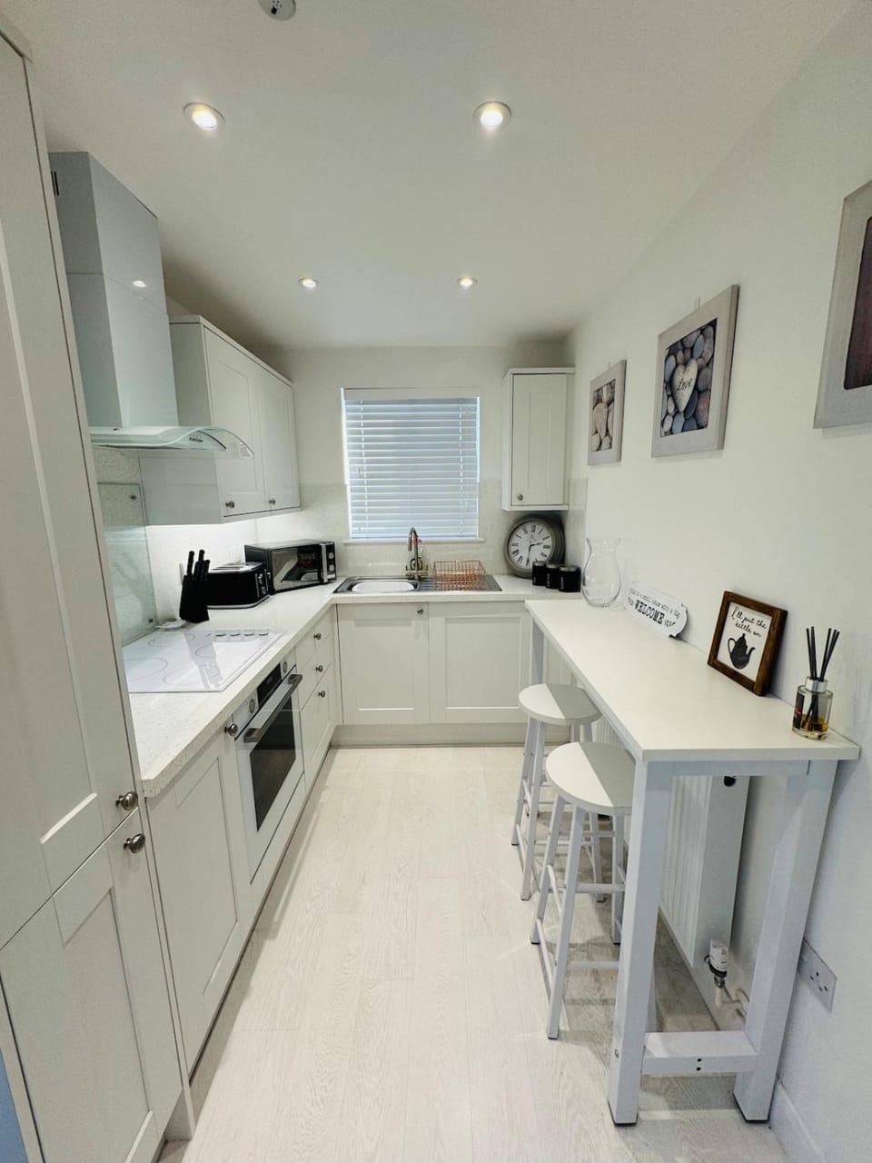 Kitchen or kitchenette, Dining area, oven, stove, toaster