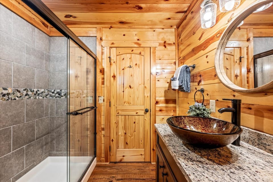 Pinot Splash Indoor Pool-Fireplace- Hot Tub-Arcade-Gatlinburg House in Gatlinburg