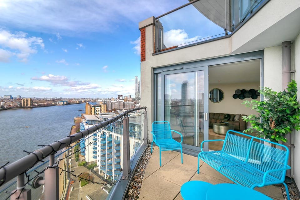 Property building, Day, Balcony/Terrace, Living room, Seating area, City view, River view