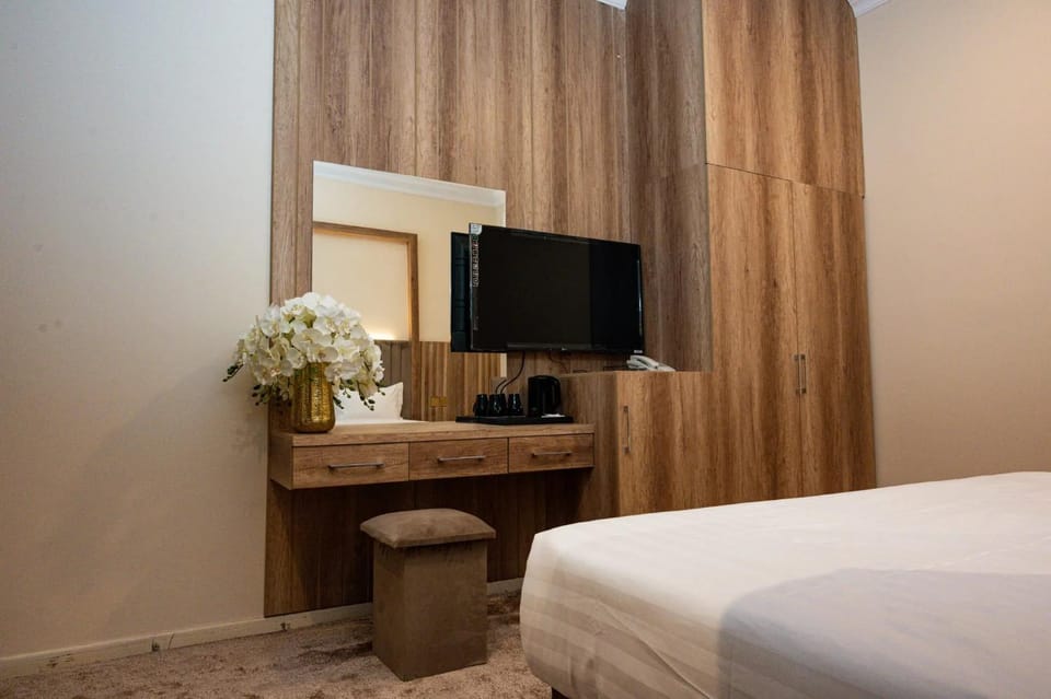 Bed, TV and multimedia, Bedroom