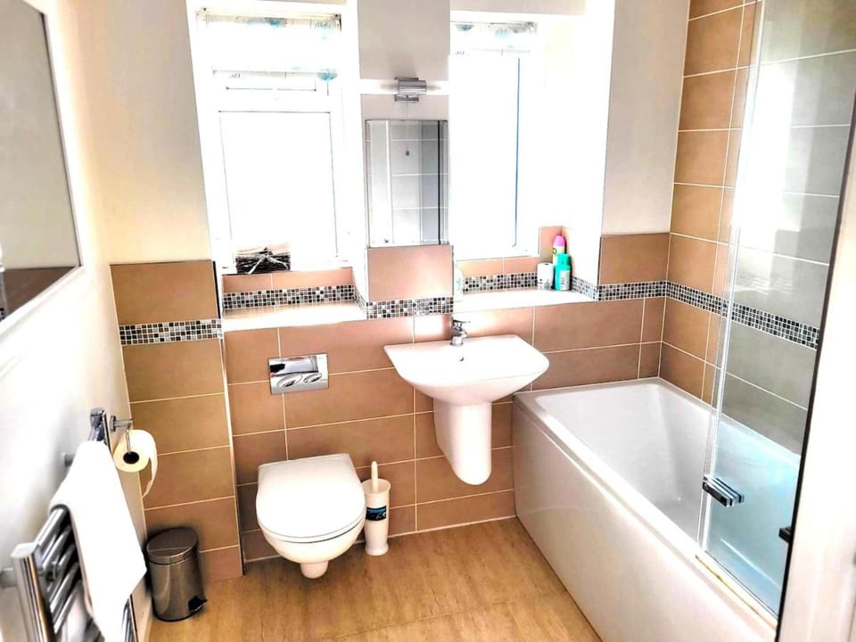 Bright 2BR Apartment with Best Views in Tenby Beach 1 min Apartment in Wales