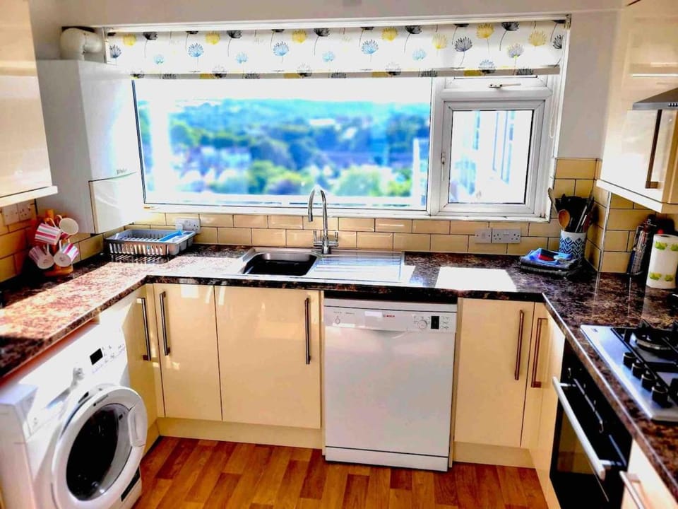 Bright 2BR Apartment with Best Views in Tenby Beach 1 min Apartment in Wales