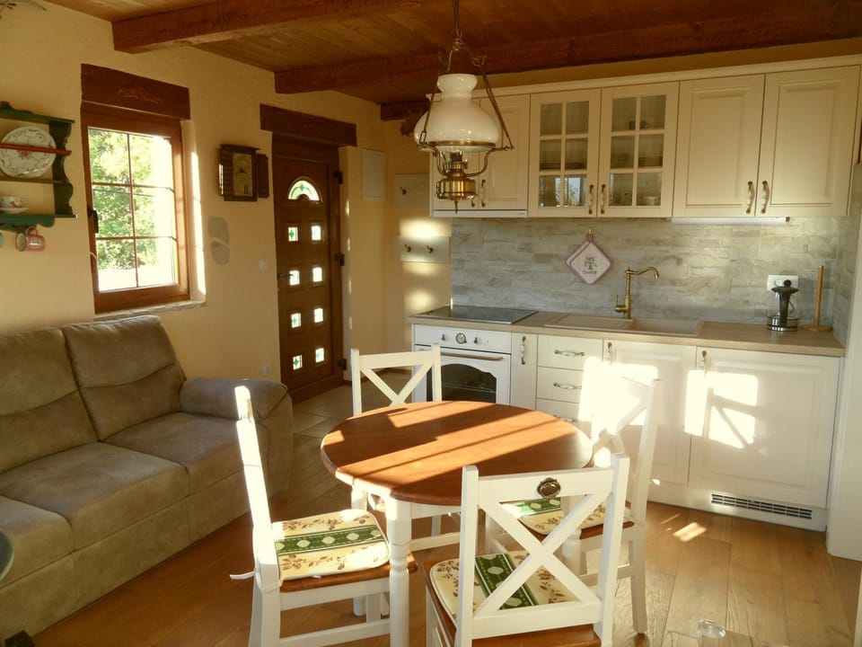 Kitchen or kitchenette, Seating area, Dining area