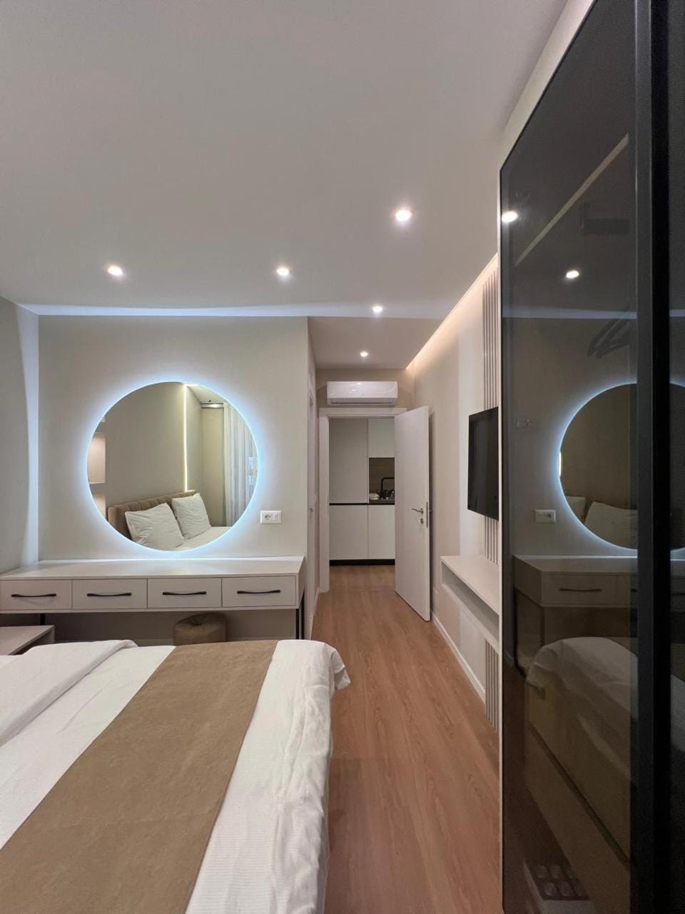 Bed, Photo of the whole room, Bedroom