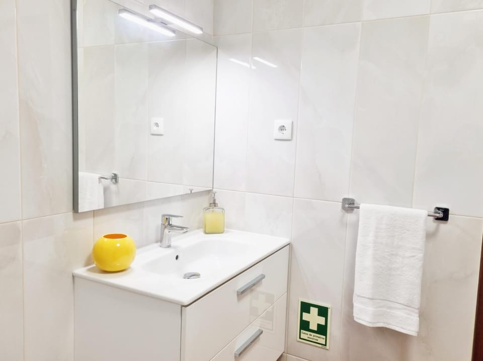 Bathroom, towels