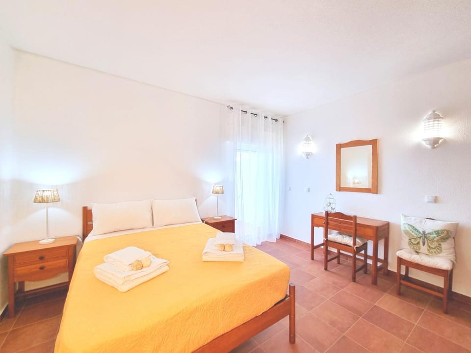 Bed, Photo of the whole room, Seating area, Bedroom, towels