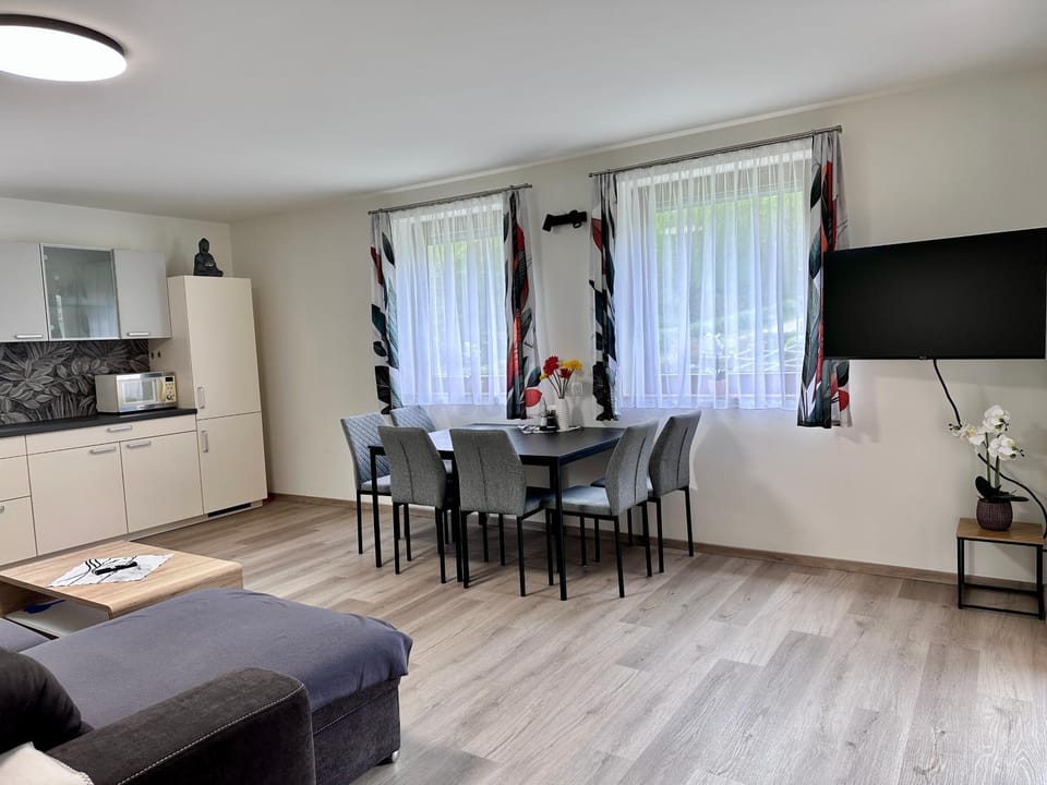 TV and multimedia, Kitchen or kitchenette, Living room, Seating area, Dining area