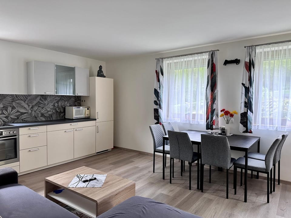Kitchen or kitchenette, Seating area, microwave