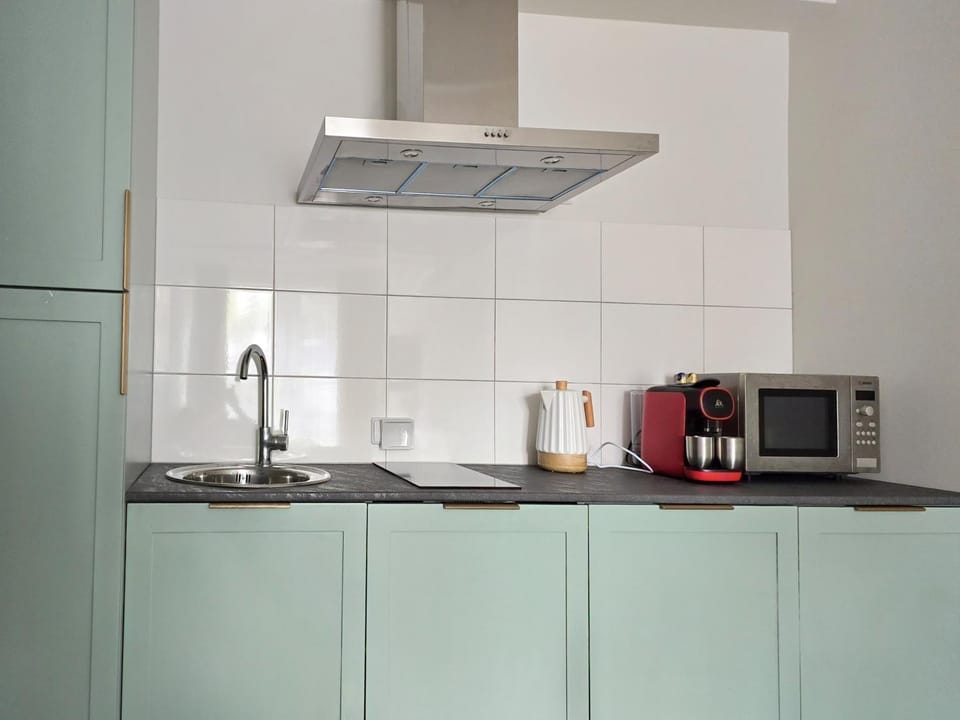 Coffee/tea facilities, Kitchen or kitchenette, stove