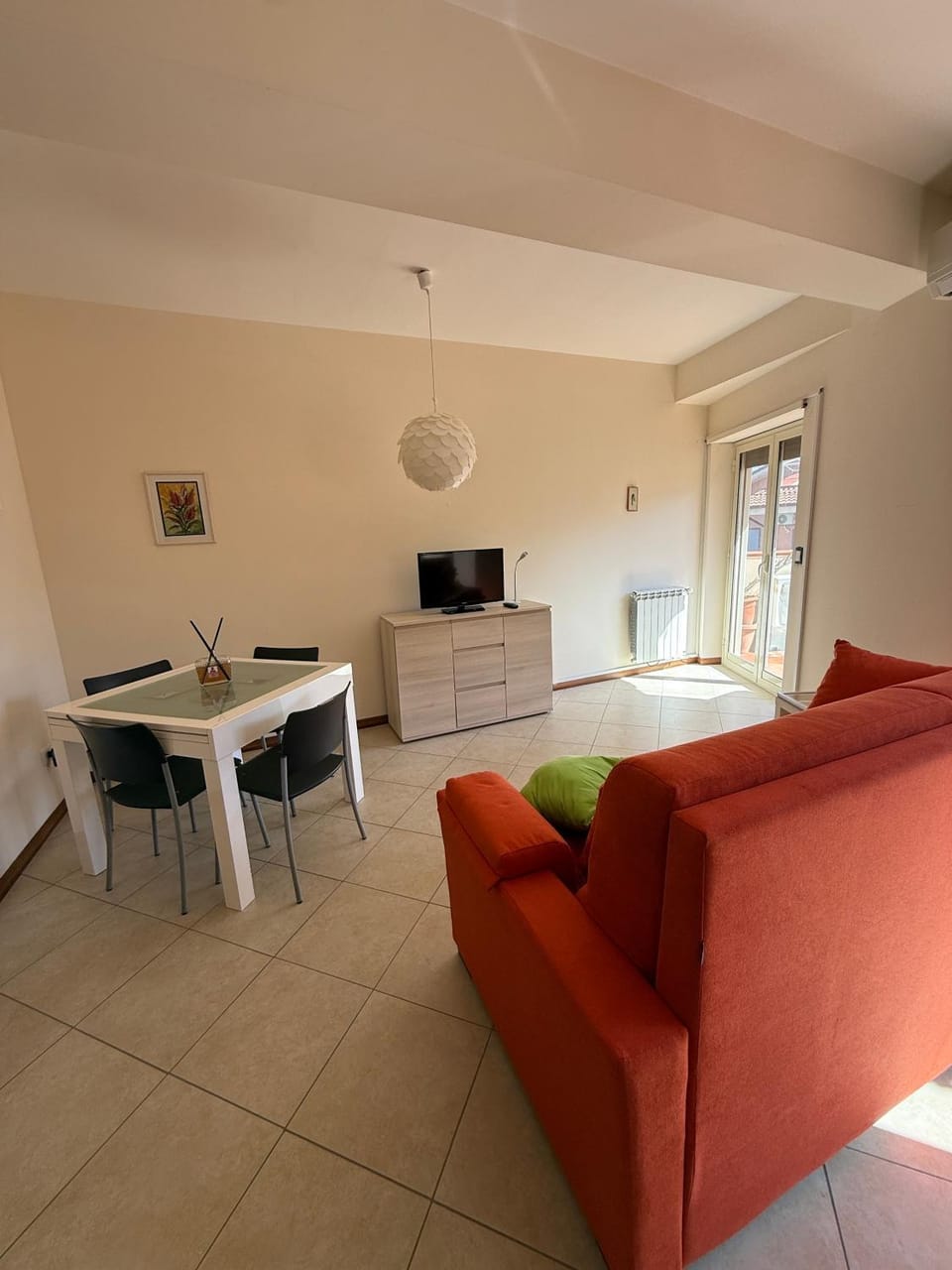 TV and multimedia, Living room, Seating area, Dining area, air conditioner