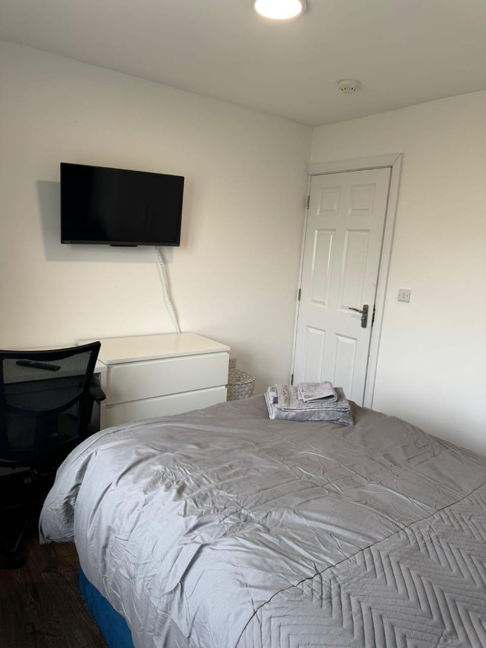 Bed, TV and multimedia, Bedroom, wardrobe