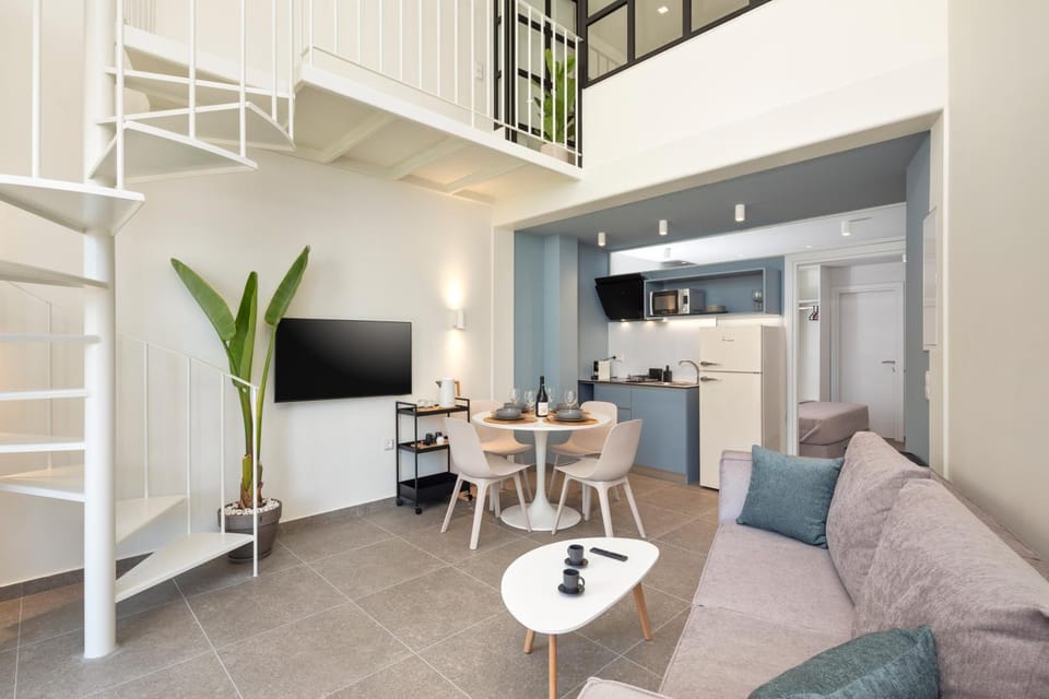 TV and multimedia, Kitchen or kitchenette, Living room, Seating area, Dining area