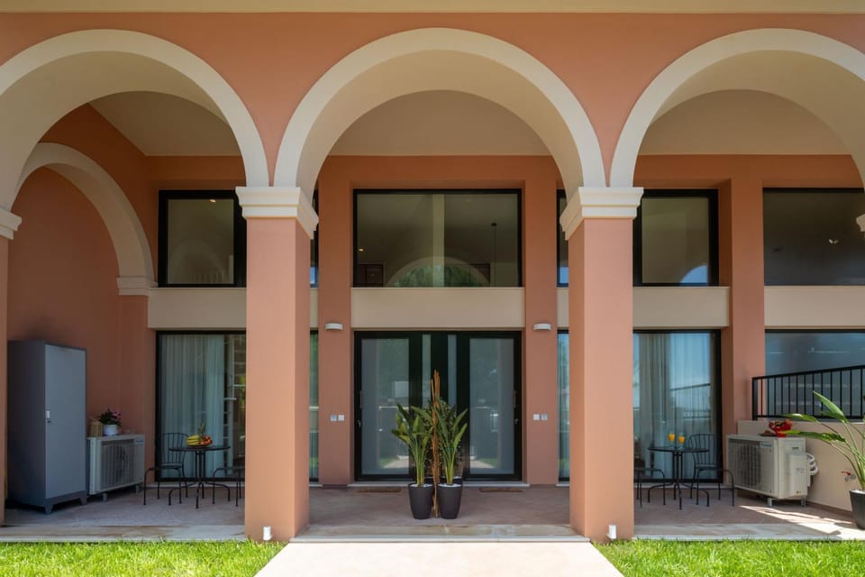 Facade/entrance, View (from property/room), Balcony/Terrace