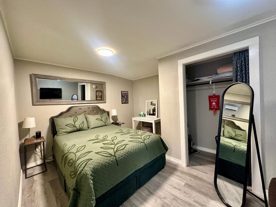Downtown Eureka, 1 Queen bed, full kitchen, free parking House in Eureka Springs